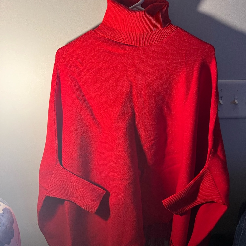 One size fits all;Removed tag as it irritated my neck.40% Cotton, 60% polyester
